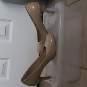Patent leather cream pumps